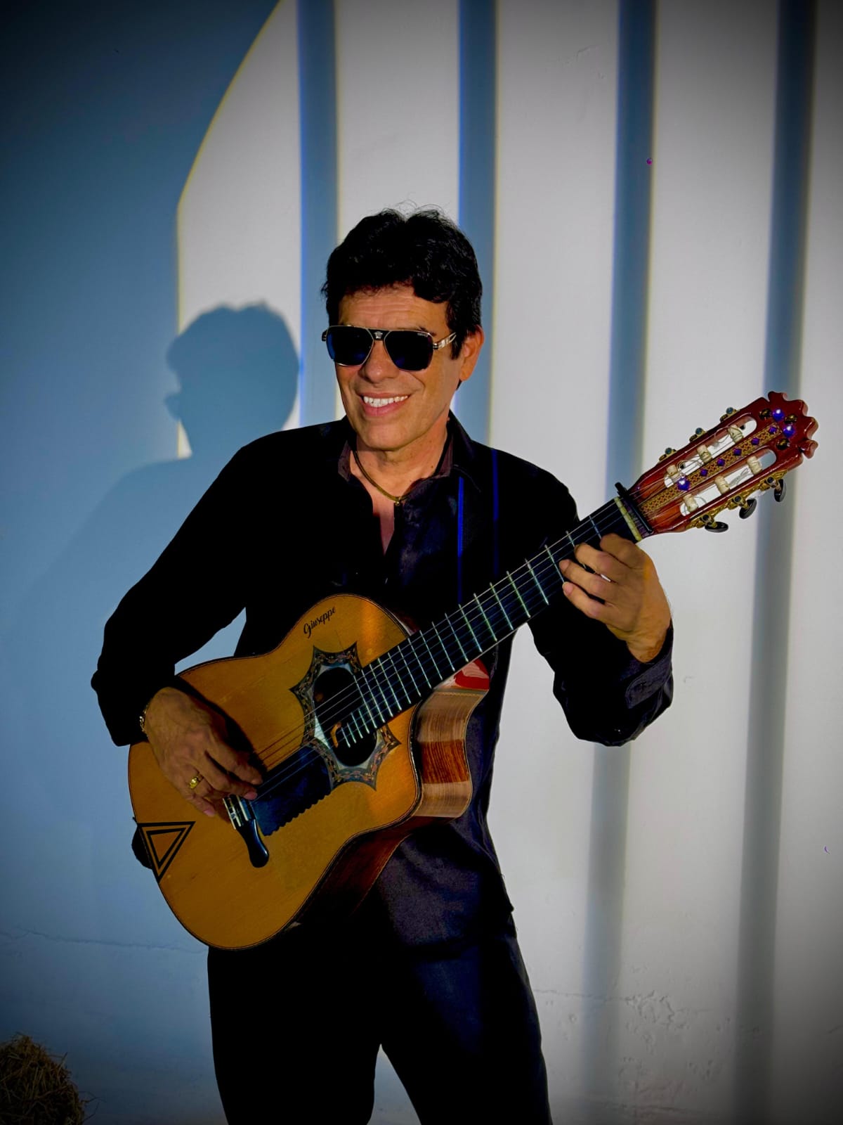 Giuseppe interpretando su requinto en un concierto en vivo junto a su banda
